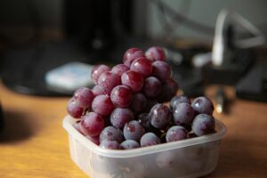 Chùm nho Mẫu Đơn Hàn Quốc tươi ngon, màu đen bóng, nhập khẩu chính ngạch ViettropFruit
